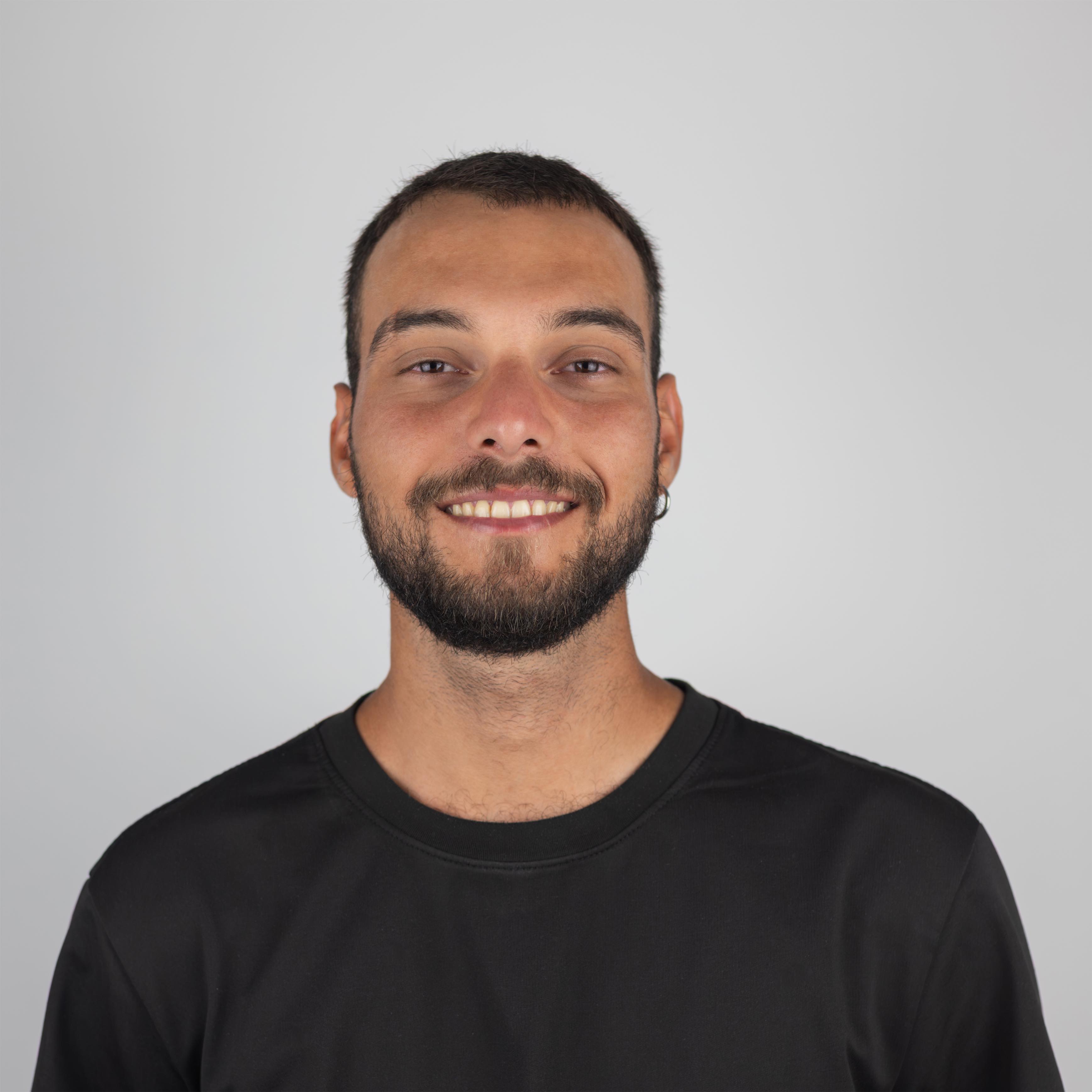 Christian, fondatore di FanStage, sorride su sfondo neutro